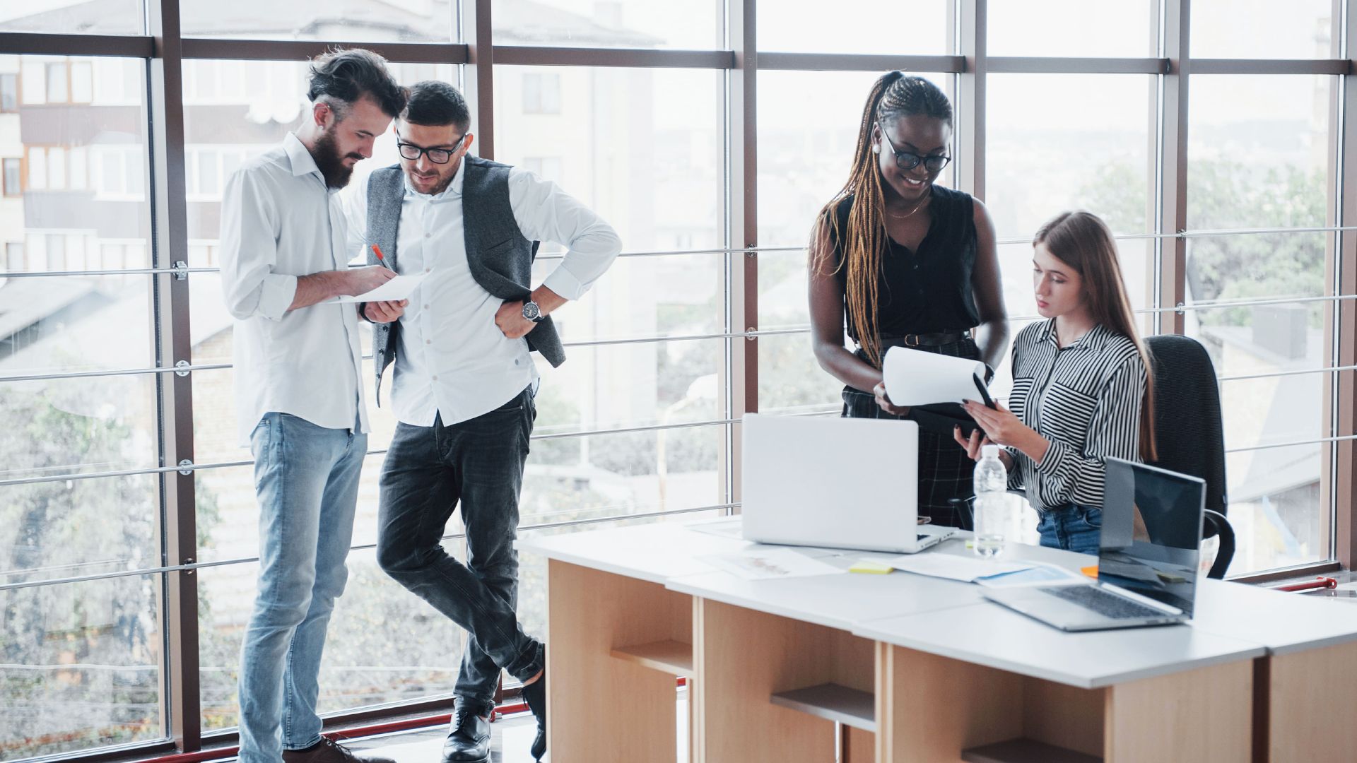 Responsables d’entreprise supervisant la gestion de la chaîne d’approvisionnement