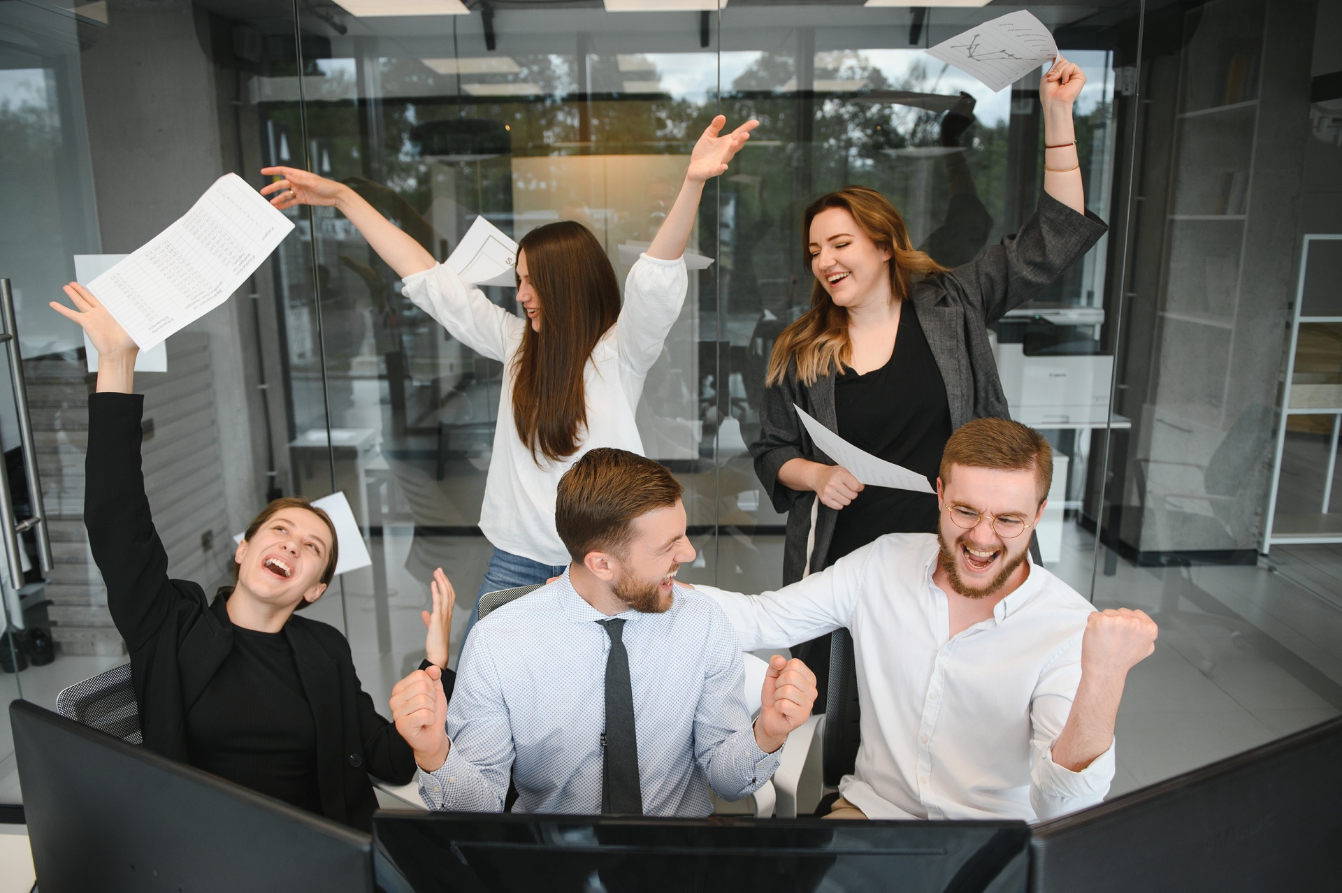 equipe heureuse gestion des fournisseurs réussie