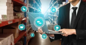 Digitalisation des achats avec un manager utilisant un ordinateur pour la gestion des approvisionnements