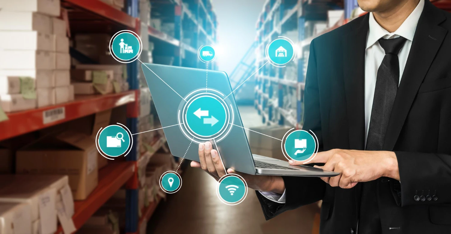 Digitalisation des Achats : l’acheteur stratège au cœur de la transformation OKAVEO Digitalisation des achats avec un manager utilisant un ordinateur pour la gestion des approvisionnements