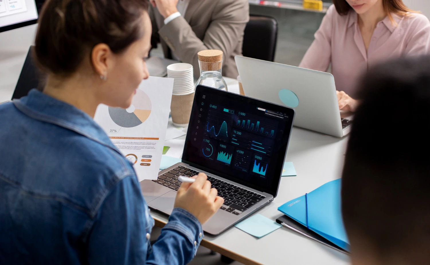 Équipe achats analysant des données avec recherche sémantique et tableaux de bord IA