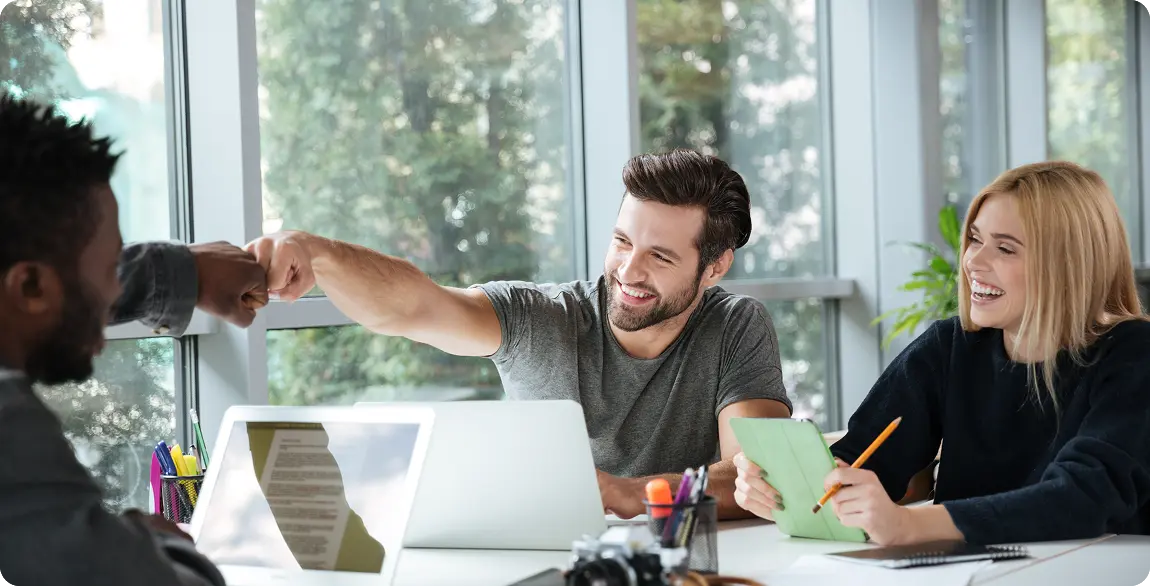 groupe-d-employes-souriants-heureux-et-confiants-travaillant-avec-le-sourire-sur-le-visage-applaudissant-l-un-d-eux-au-bureau 1