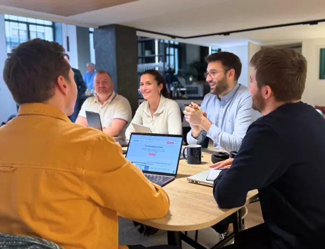 equipe au bureau Okaveo discute
