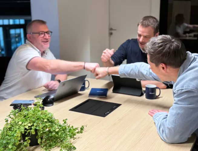 equipe okaveo serre la main